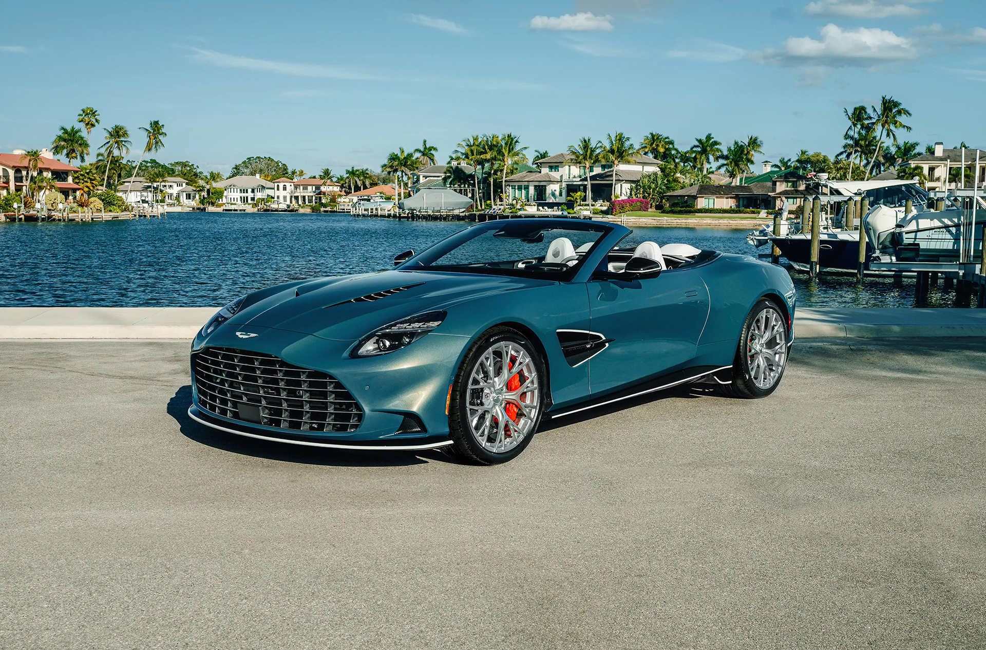Aston Martin, Naples Winter Wine Festival Müzayedesi İçin Vanquish Volante Wave Edition’ı Tanıttı
